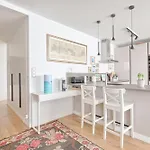 Elegant Apartment Near Buttes Chaumont - Welkeys